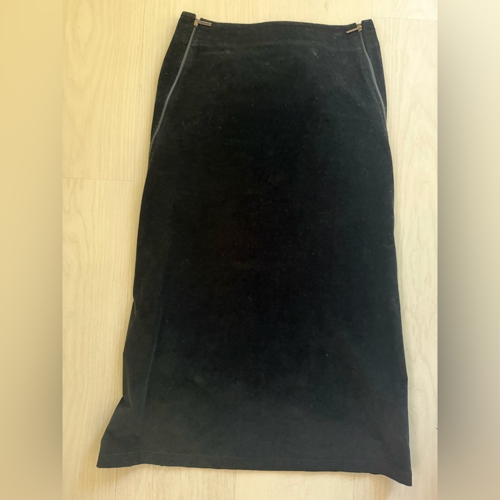 MaxMara Elegant Black Pencil Skirt
Lightweight corduroy